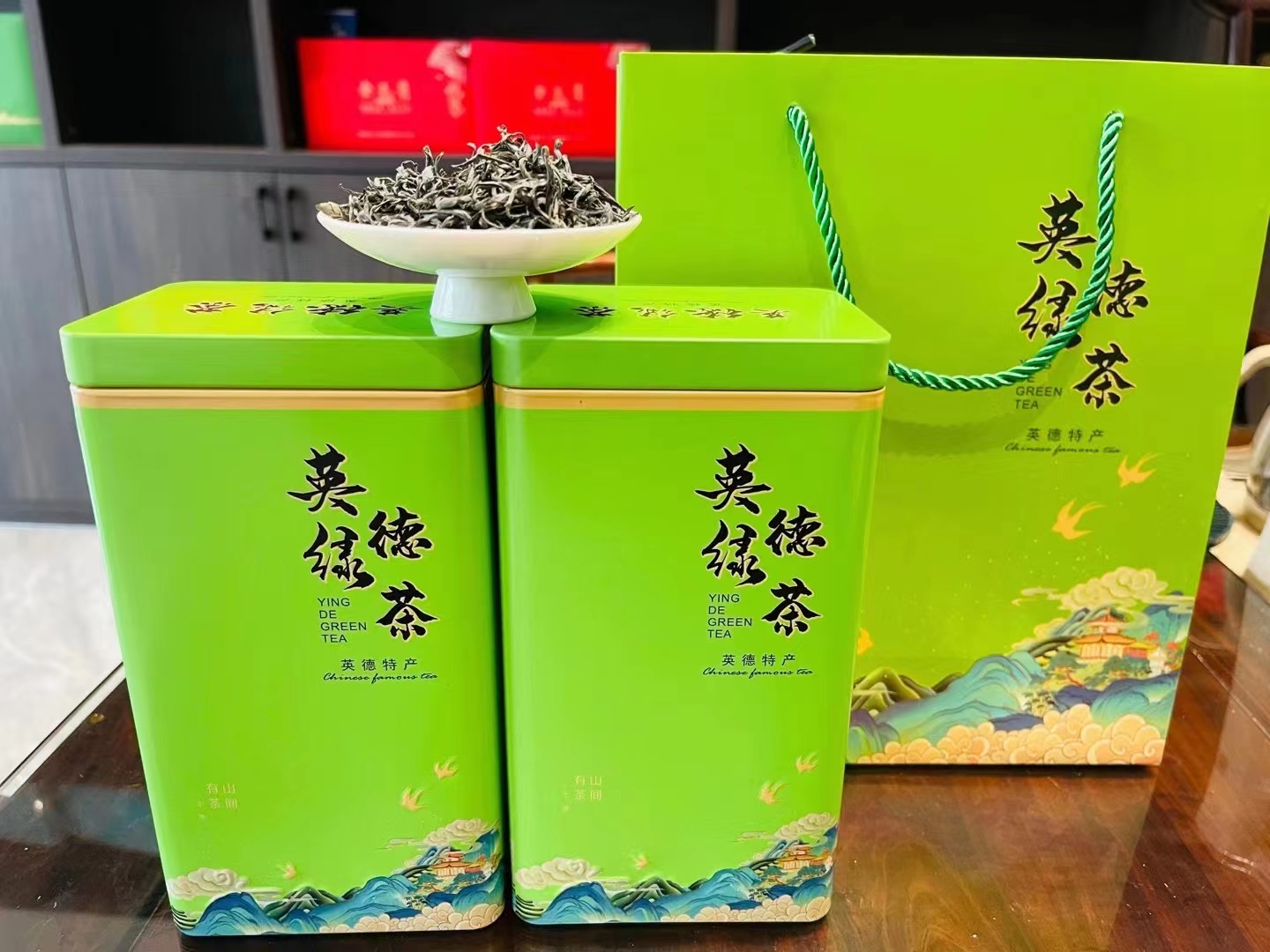 绿茶，汤色清澈，茶香浓郁，口齿留香爽口