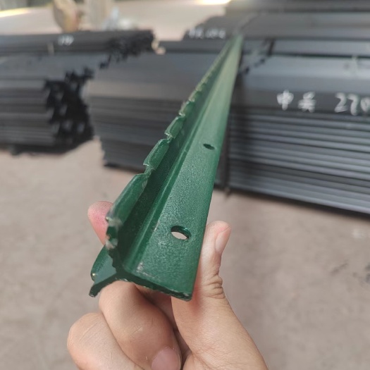 安平县丫型立柱 花边立柱牛栏网柱实心护栏立柱荷兰网立柱尖头铁柱子