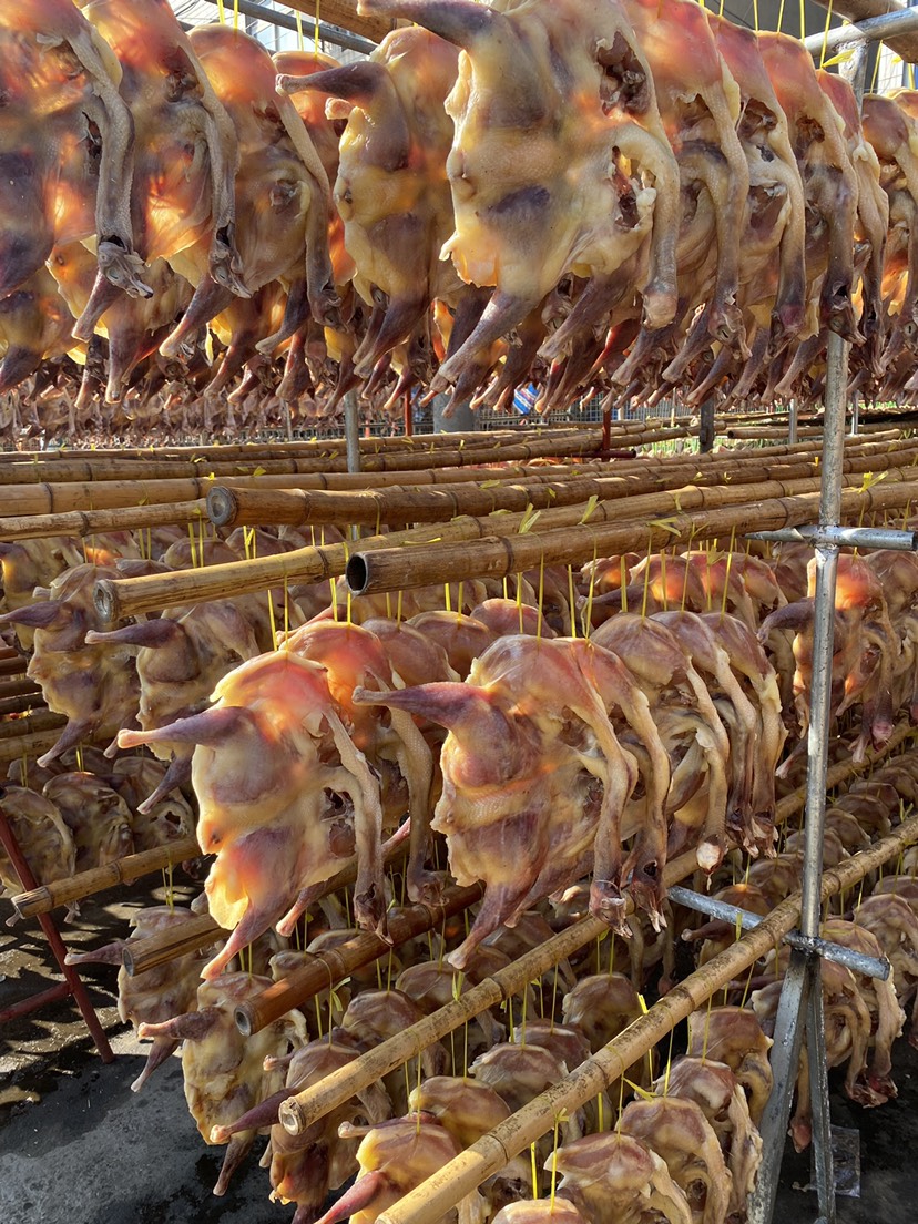 沙洋县两年以上的老母鸡纯手工腌制，肉质紧实有嚼劲，无爪无翅膀