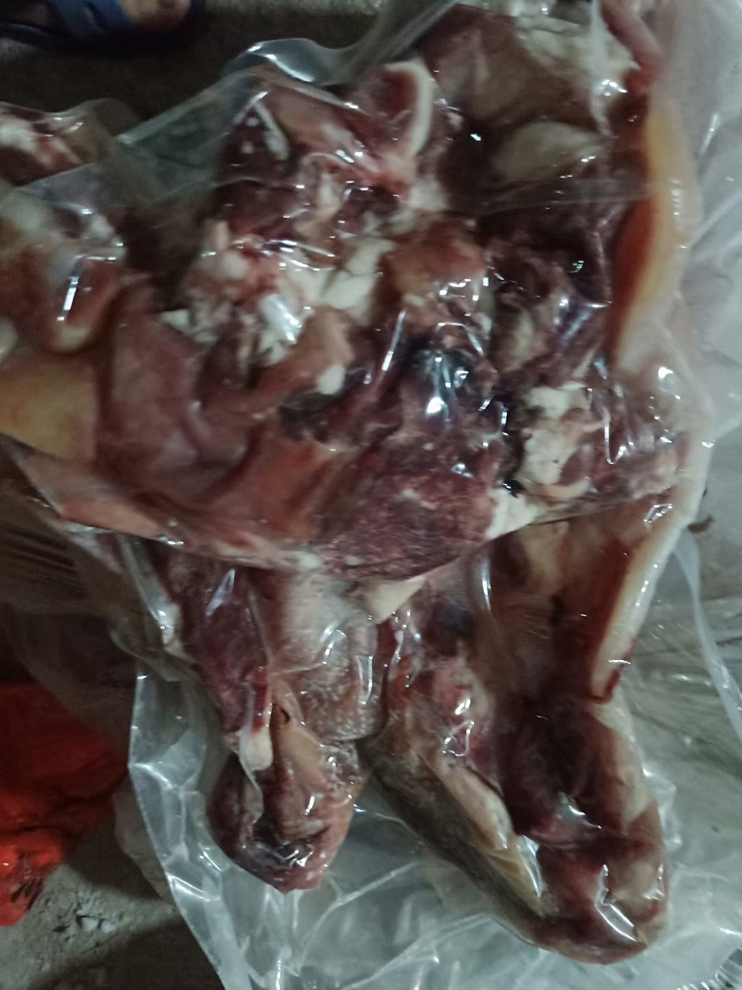 牛頭肉  熟帶皮牛頭肉，鹵煮店，餐廳的老板看過來，每天大量出