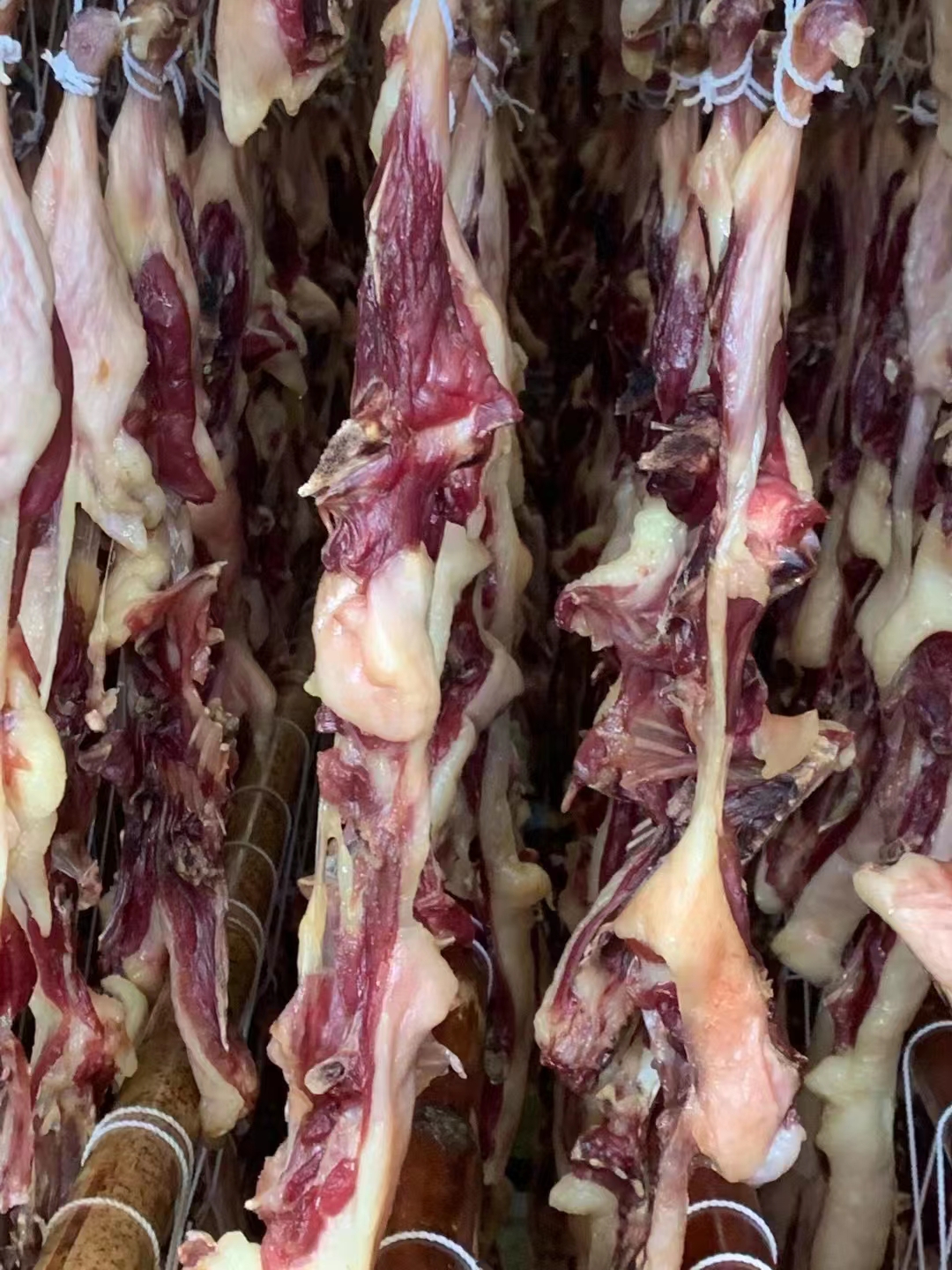 江湖地摊展销会农村赶集，年货腌腊肉制品腊鸭条批发