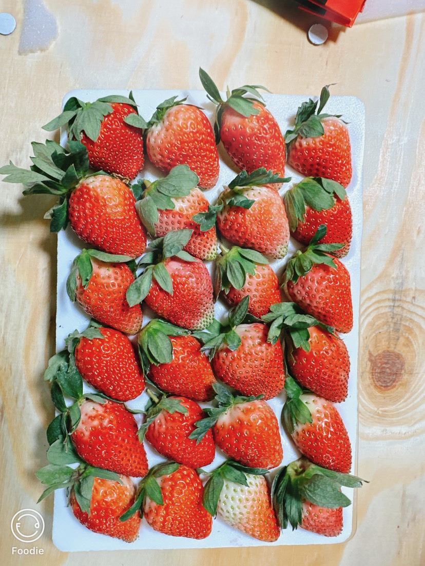 云南冬季牛奶草莓奶茶蛋糕烘焙糖葫芦冬季甜草莓,奶油香，水晶盒