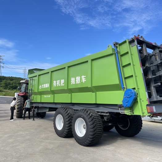 大连厂家直供16方竖绞龙撒粪车，大型农场土壤改良用撒肥车