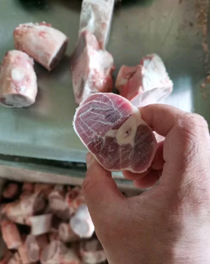 羊副产品，羔羊前腿，羊骨，8量左右一个，肉嫩适合电商团购烧烤