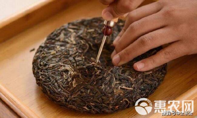十年前生产的普洱生茶饼，是淡淡的烟熏味。春茶，有两个外包装。