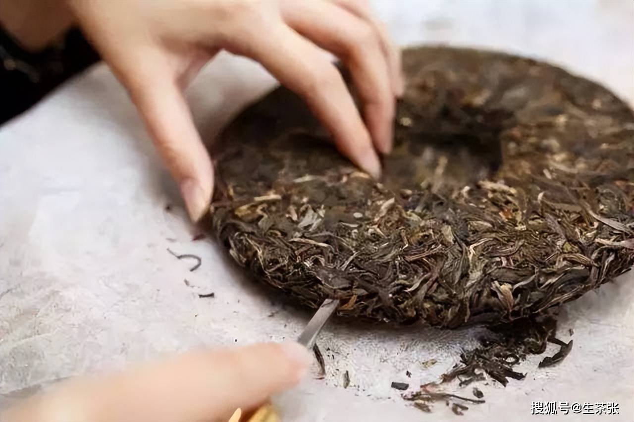 十年前生产的普洱生茶饼里外一口春茶料，十分好喝有两个外包装。