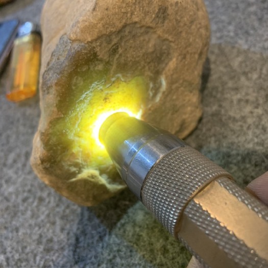 腾冲市缅甸翡翠原石 黄皮莫西沙老皮壳 大面积开窗 可以直接做件