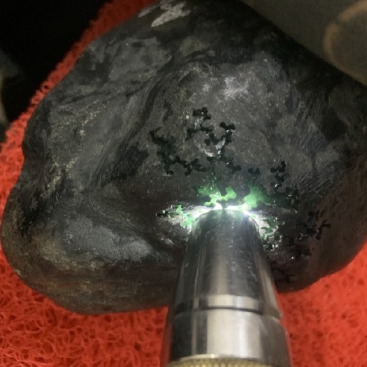 腾冲市莫湾基 皮壳老辣 开窗爆色 手镯稳压