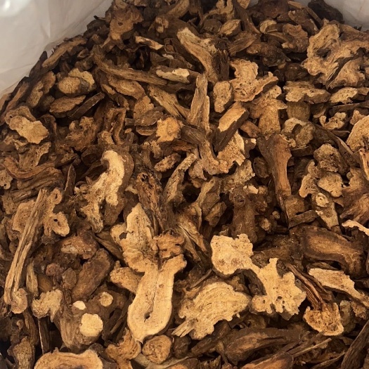 磐安县浙白术片，长在山里较多，长.不打药不施肥药香浓郁
