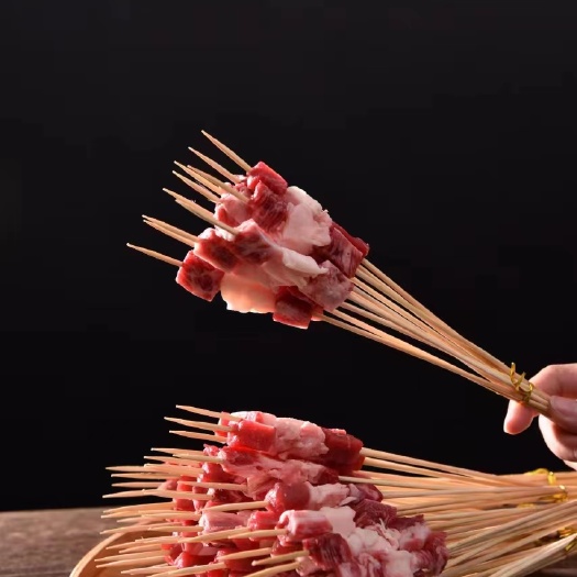 昆明云南特色烧烤～昭通小肉串，又名把把烧采用当地高山土黄牛肉