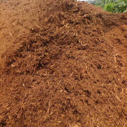 柳州大量供应桉树皮！水份50左右