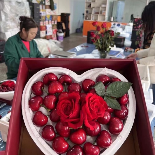 东港市美早樱桃大量上市，货源充足，价格优惠，欢迎各位老板来谈