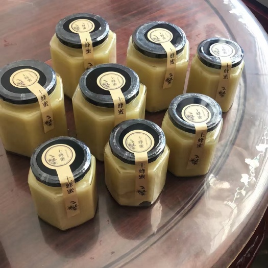 天台县乡下山里养的蜜蜂，采百花而成的土蜂蜜，味道醇正。