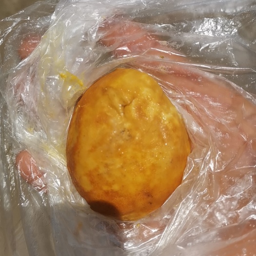 崇左自己家養(yǎng)了的雞里面發(fā)現(xiàn)一塊雞寶重約180克