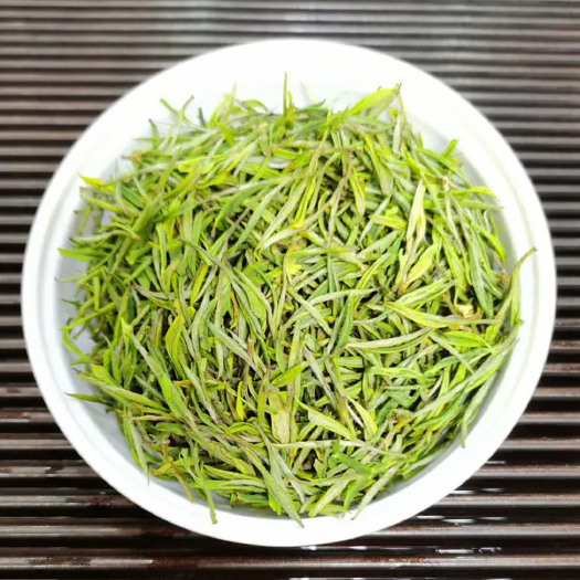 【安吉白茶 明前125g】入口鲜醇回甘，滋味地道醇正。茶汤嫩