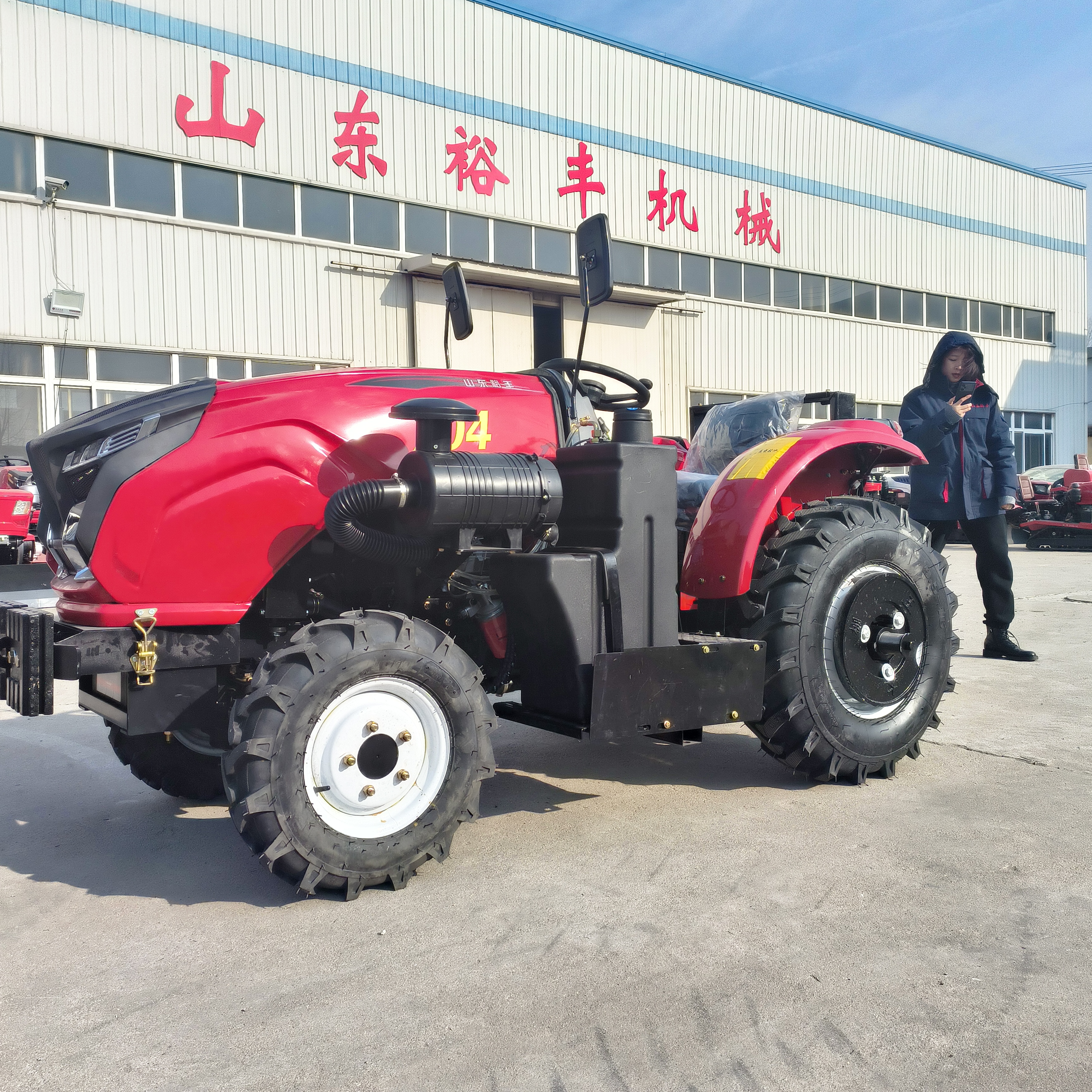 70马力大棚王供货商处后悬挂后方强生强降可搭配多种农机具