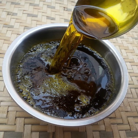 上栗县油菜籽油 正品，没有渗任何的东西，盐水一点点，这是正常的