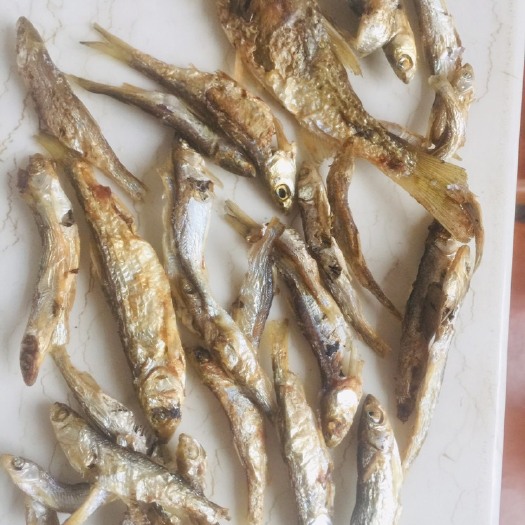耒阳市小鱼干 来自于无任何污染的山塘小溪里的小杂鱼，由手巧的农妇纯手工制作