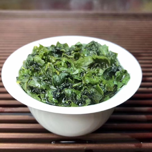 安溪县今年新茶铁观音散茶手工挑选，色泽青绿，颗粒适中，口感良好