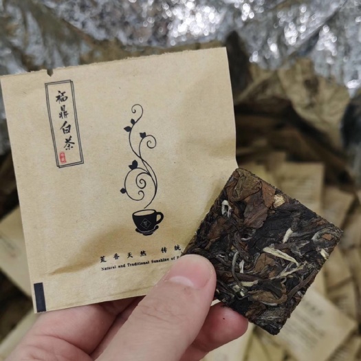 福鼎市福鼎白茶  牛皮饼干老白茶
大豪料  口感醇厚
一撕一泡