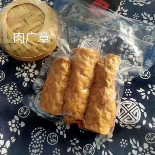 饶平县猪肉卷  肉广章】新鲜的猪肉馅再裹上豆皮炸至金黄[色]。可爆炒，煮汤