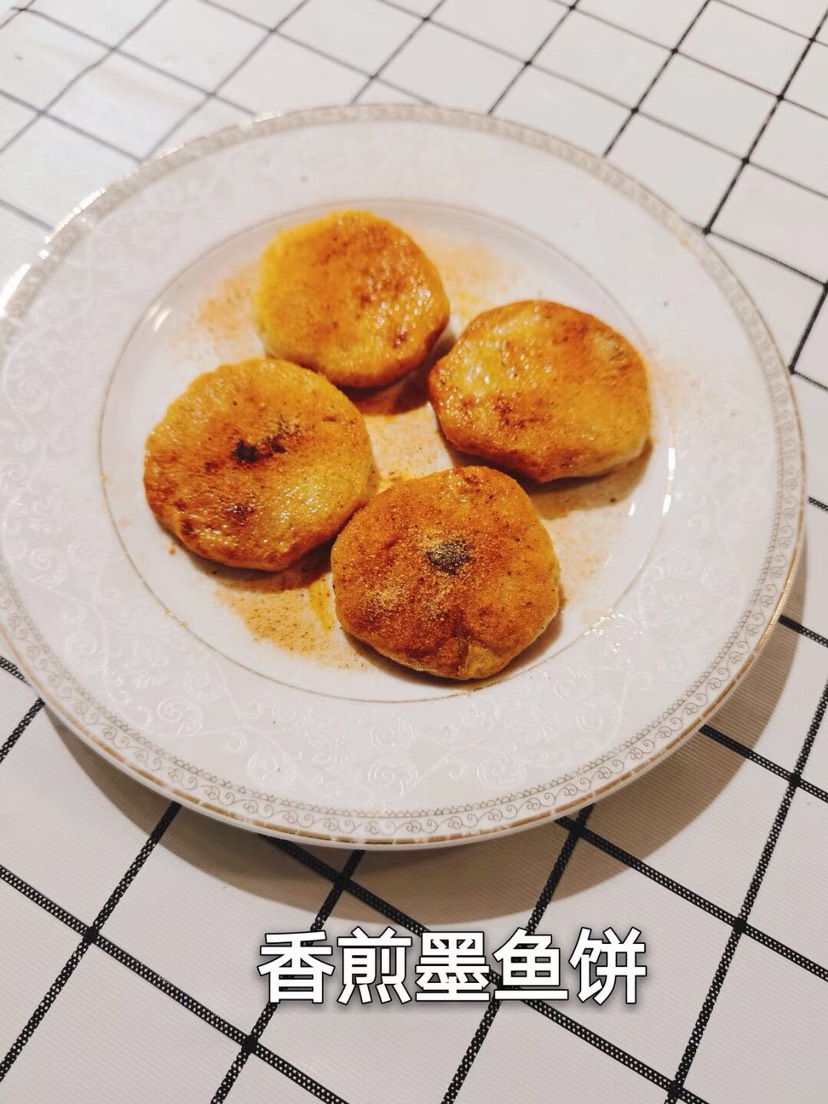 墨鱼丸  手打墨鱼饼墨鱼肉金线鱼肉精制而成，香煎，油炸，烧烤，麻辣烫