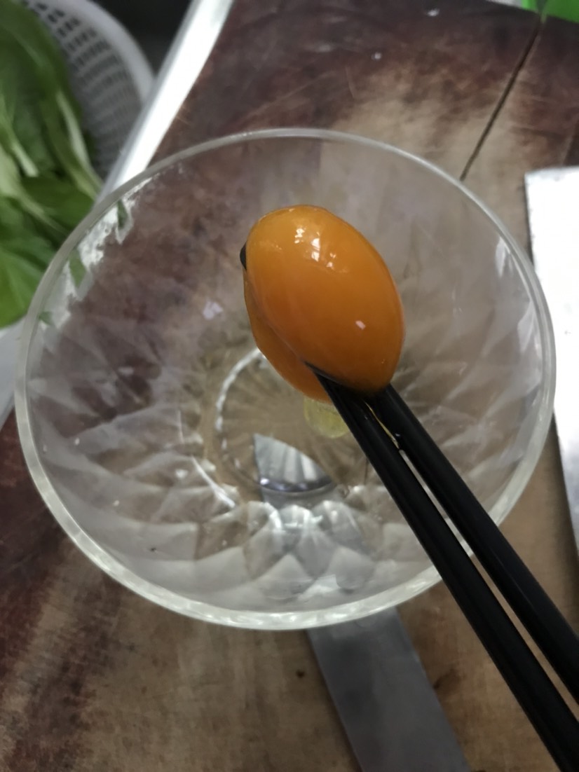 正宗散养土鸡蛋，树林放养，我很土，但是我很健康