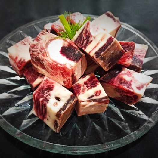 带肉牛肋排切块