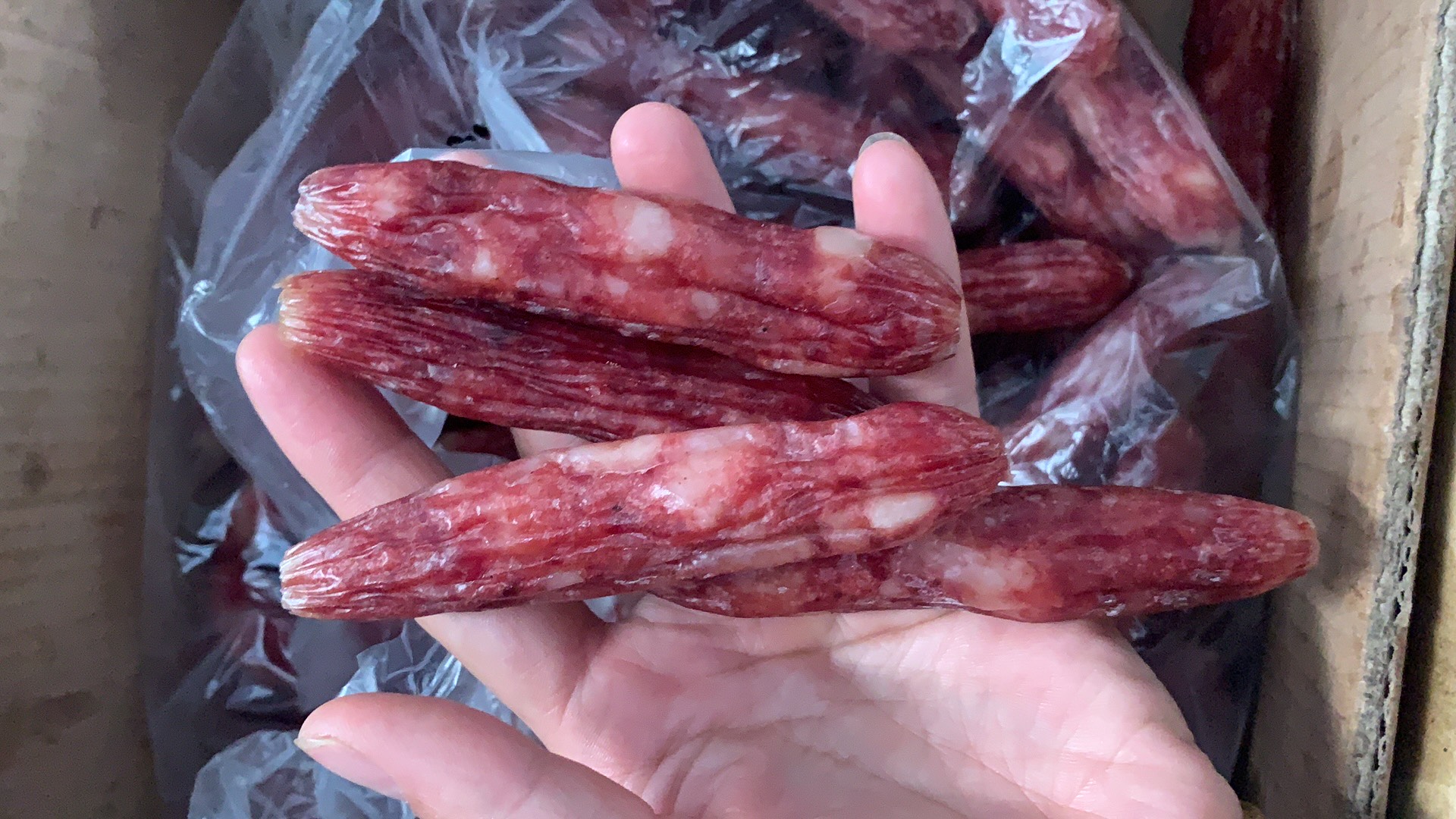 香肠/腊肠  广式腊肠，川味麻辣肠、等各种腌腊都有