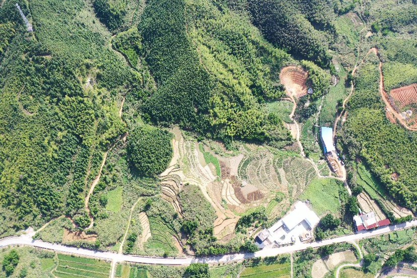 矿山用地 合适做风力发电，光伏发电，另有种植和养殖用地