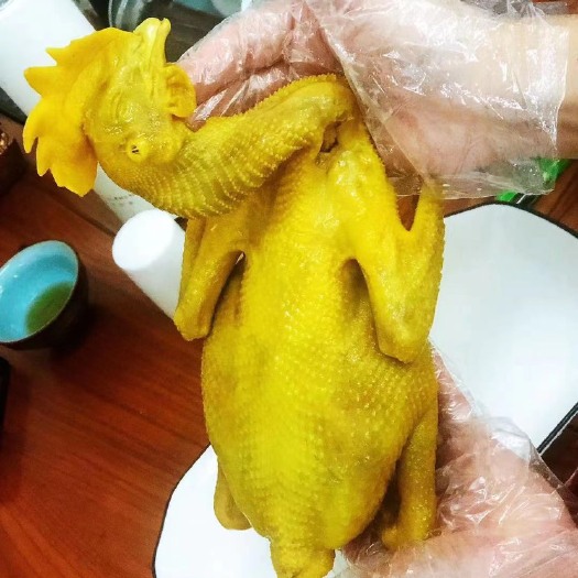 东莞市优质盐焗鸡，选用400天老母鸡古法制作，外表金黄，皮跪骨香