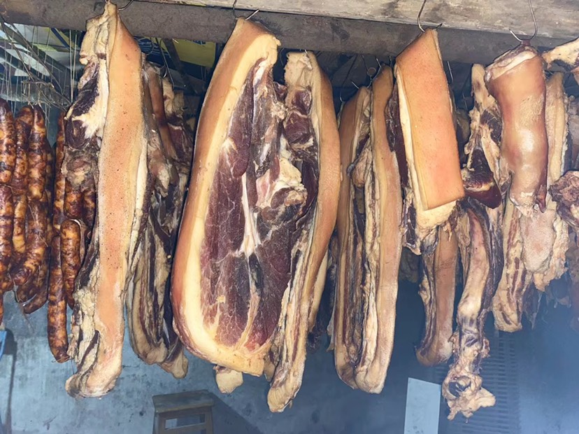 川味香肠 四川省乐山市金口河区的粮食猪，腊肉香肠手工制作的