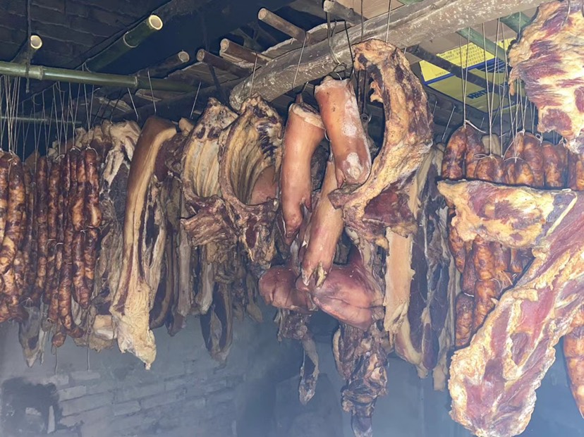 川味香肠 四川省乐山市金口河区的粮食猪，腊肉香肠手工制作的