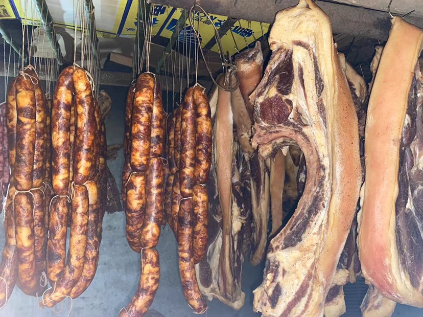川味香肠 四川省乐山市金口河区的粮食猪，腊肉香肠手工制作的