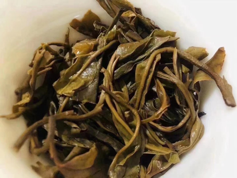 古树茶 普洱古树龙茶，一粒8克、刚好一泡茶。口感柔甜。