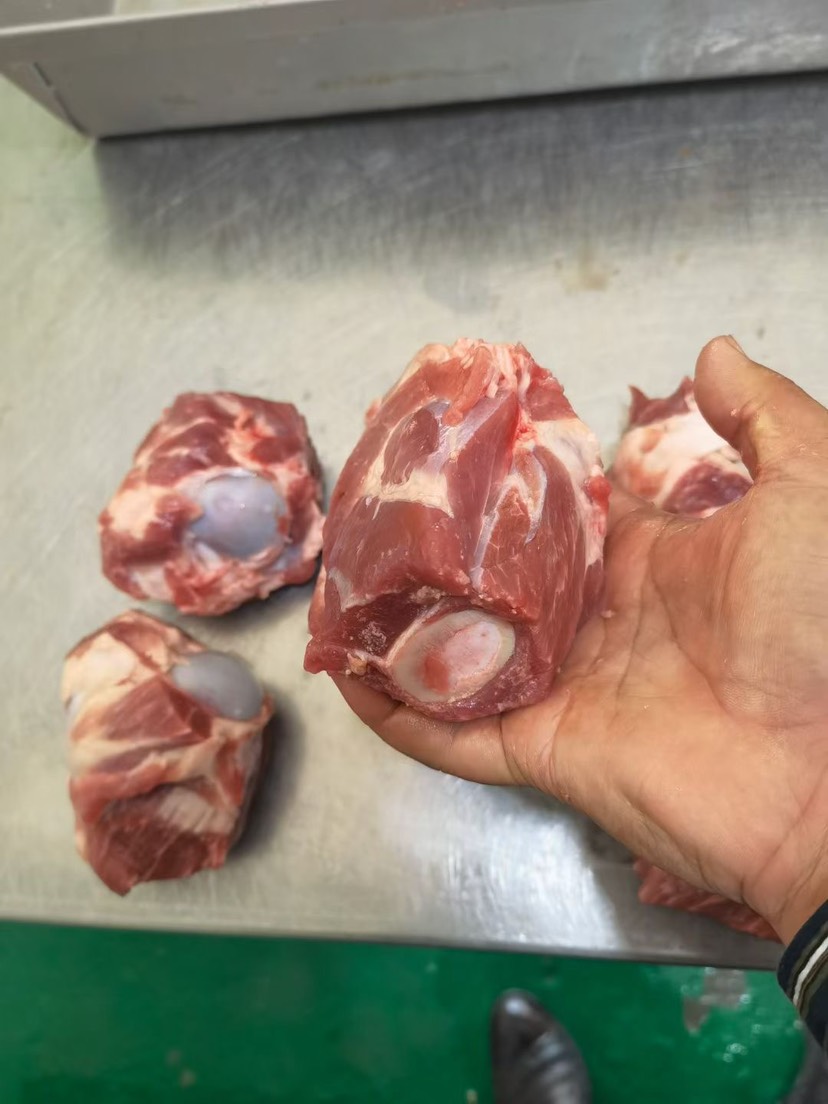 猪骨头 前棒骨，前肉骨，肉多有骨髓一个六两左右，酱大骨自助专用