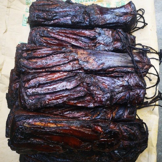 烟熏五花腊肉，传统手工柴火熏制，美味肉质