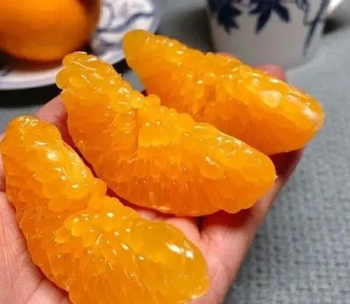 皮薄肉多，鲜嫩爆满，甜汁多，春见：别名耙耙柑
